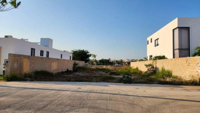 Terreno residencial dentro de privada con amenidades, en Zona Country.