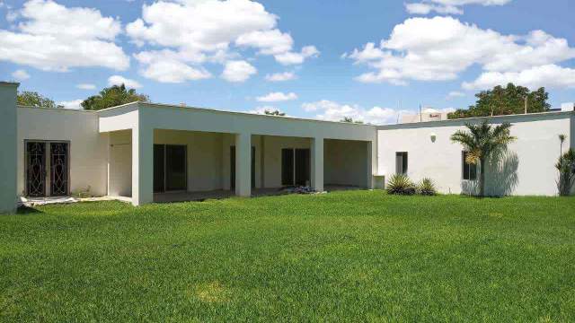 Casa de lujo de una planta, con extensas áreas verdes, alberca y palapa, ubicada en la mejor zona de la ciudad