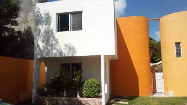 Townhouse en Renta cerca de Av Principal.