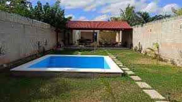 Casa de una habitación, amueblada, con amplio terreno y alberca.