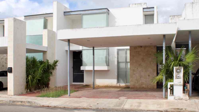 Casa sin muebles, con alberca, en residencial al norte de la ciudad.