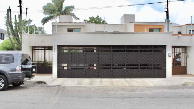 Casa de lujo con amplios espacios, alberca y jardín.