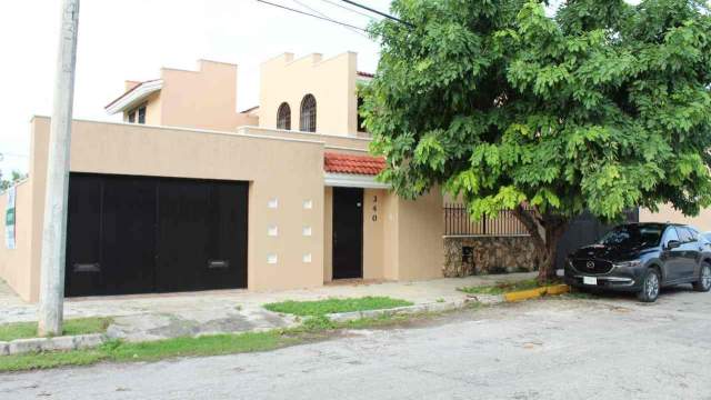 Casa muy amplia con alberca, jardín y cuarto de servicio, en hermosa zona residencial.