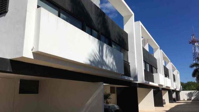 Townhouse dentro de privada, con roof top.