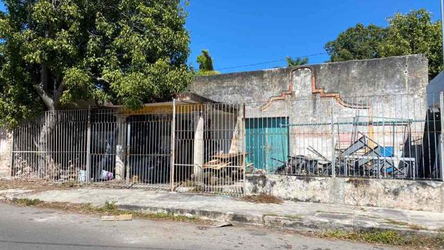 Terreno con construcción, en el Centro de Mérida, a pasos de Paseo de Montejo.