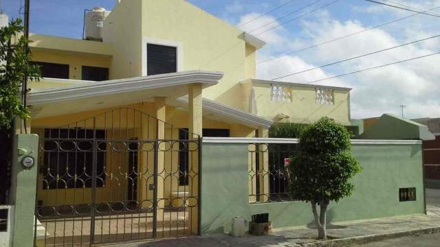 Casa de 3 habitaciones y estudio, ubicada en esquina de Pensiones IV.