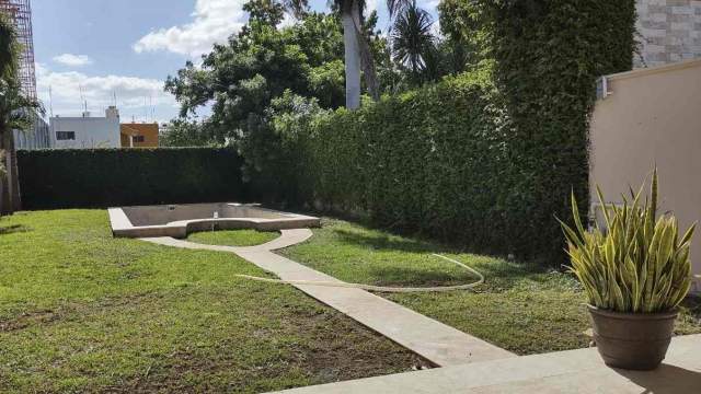 Hermosa casa en Montebello, de 4 recámaras y piscina.