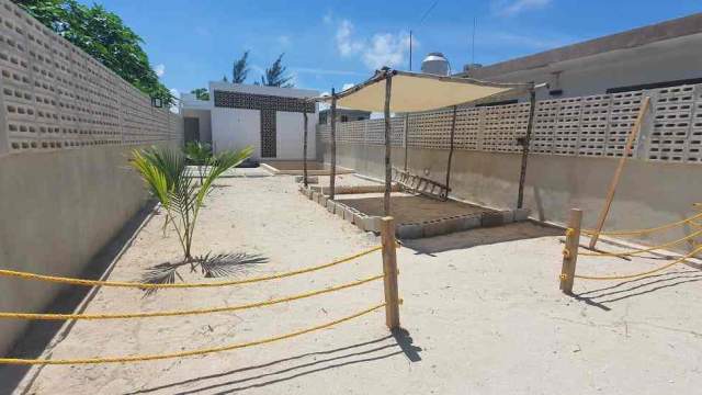 Casa de descanso a 3 filas de la playa en Chicxulub Puerto, con amplio terreno.