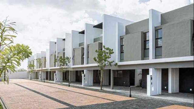 Townhouse de lujo con rooftop, alberca y paneles solares, dentro de privada.