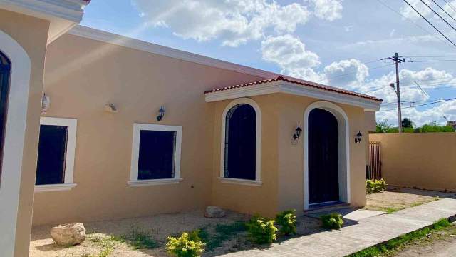 Casa remodelada de 2 recámaras y cuarto de servicio, de 1 planta, con amplios espacios.