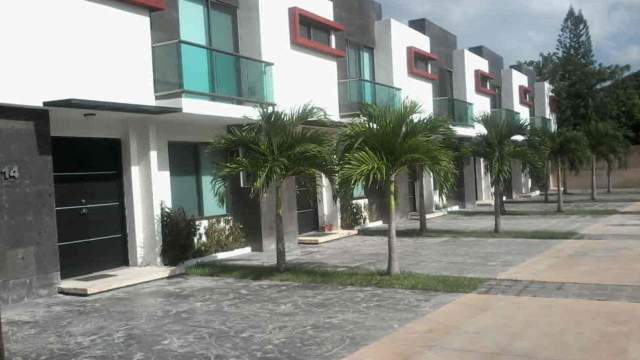 Townhouse sin muebles, dentro de privada residencial.