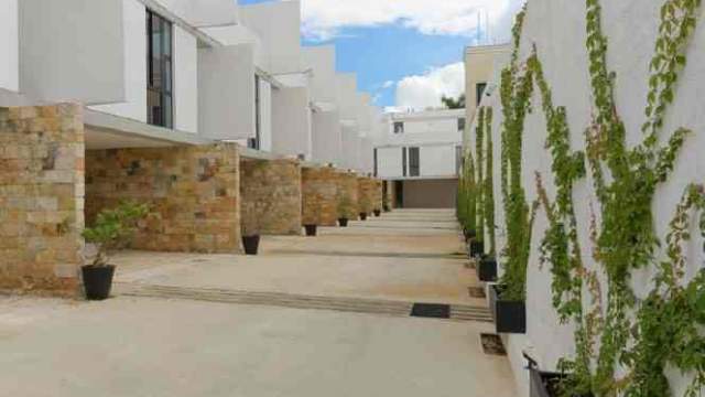 Townhouse amueblado, de 3 habitaciones, con alberca, en privada.