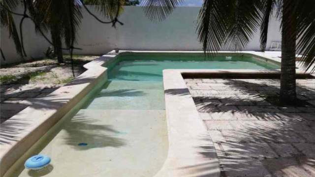 Casa de 1 planta, con alberca, palapa y cancha de voleibol, a cuadra y media de la playa.