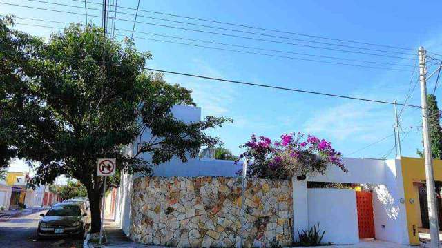 Casa en esquina, con estudio en planta alta, frente a un parque.