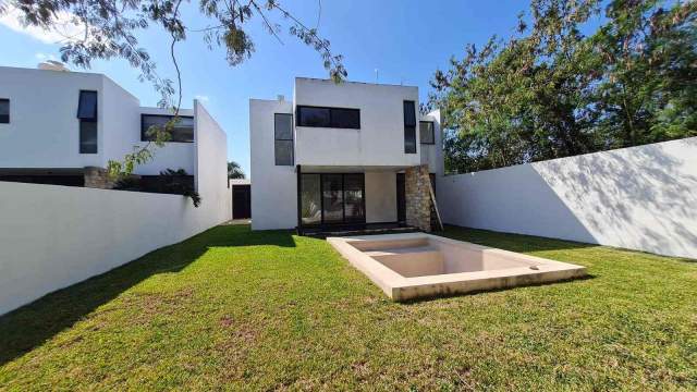 Casa sin muebles, dentro de privada, cerca de la Plaza La Isla.