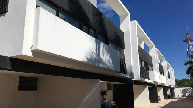 Townhouse dentro de privada, con roof top y piscina.