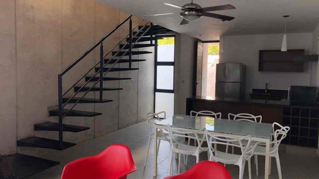 Townhouse amueblado, de 2 recamaras, con patio, en Montebello. (Pet friendly)