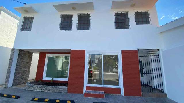 Local en renta de 135m2, para OFICINAS, SHOW ROOM o CONSULTORIOS ubicado en colonia Gonzalo Guerrero.