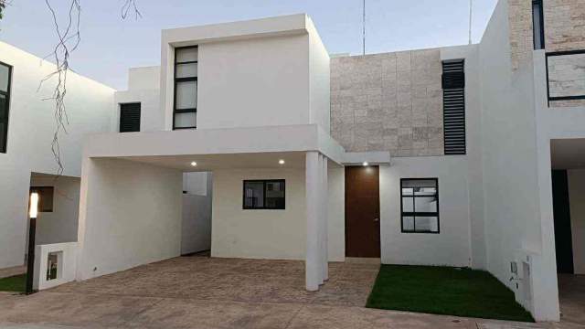 Casa con habitación en planta baja, alberca y dentro de privada.