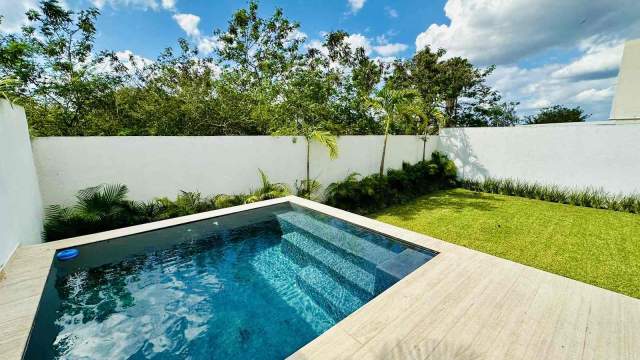 Departamento Garden en Townsquare, con piscina y jardín privados, cuarto de servicio.