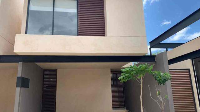 Townhouse con piscina privada y paneles solares, dentro de complejo privado.