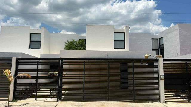 Casa de 3 habitaciones, con alberca, cerca de la Universidad Modelo.