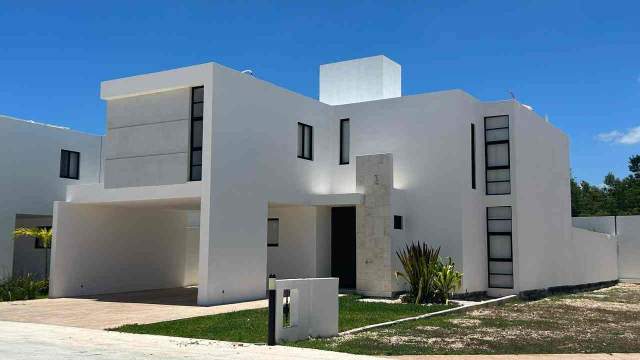 Casa de amplios espacios, con paneles solares. en la zona de Yucatán Country Club.