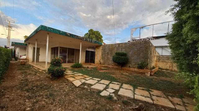 Casa en esquina de la Av. Itzaes de 1 nivel, 3 recámaras y cochera para 8 autos.