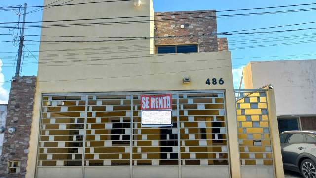 Casa de 2 niveles, con 2 habitaciones en planta baja, al poniente de la ciudad.