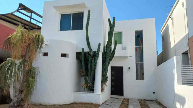 Casa amueblada en privada con amenidades, de 2 recámaras, al poniente de la ciudad.