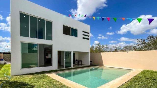 Casa de 4 recámaras, con recámara en planta baja y piscina.