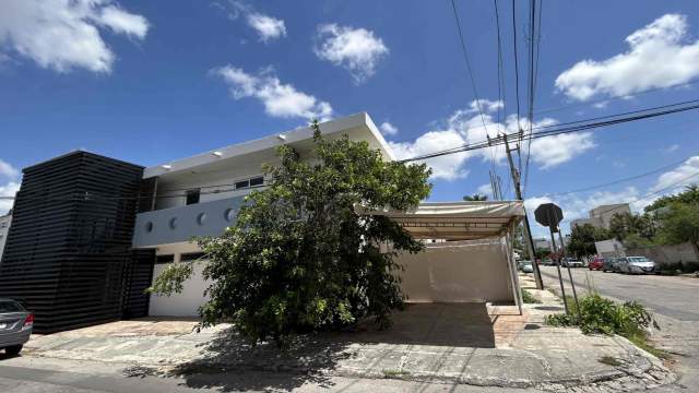 Oficina con aire acondicionado y espacio de bodega, cerca de Prolongación Montejo.