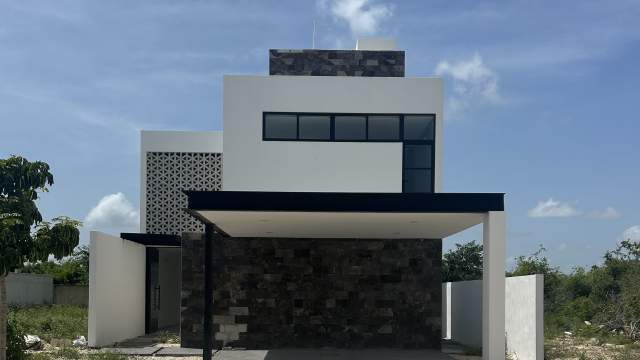 Casa en Tamora residencial, con vista a un cenote y amenidades dentro de la privada.