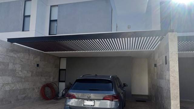 Townhouse con piscina y rooftop, dentro de privada.