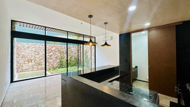 Townhouse con piscina y rooftop, dentro de privada.