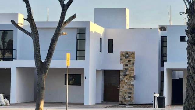 Casa con alberca y paneles solares, dentro de privada con amenidades.