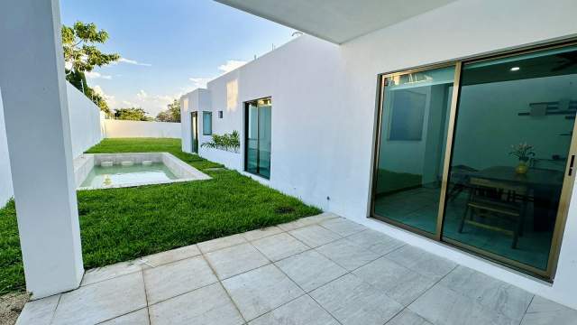 Casa de una planta, AMUEBLADA, con piscina y jardín.