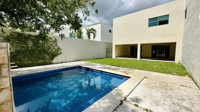 Casa en esquina, de 3 recámaras y estudio, con piscina.