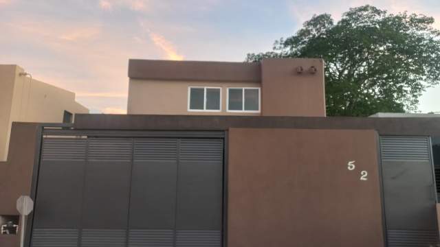 Casa remodelada, de 5 habitaciones, a un costado de la Avenida 60.