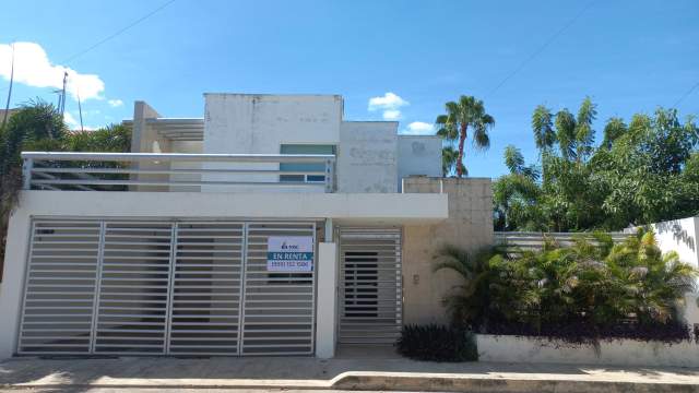 Casa de 2 plantas, con piscina y 3 recámaras, al norte de la ciudad.