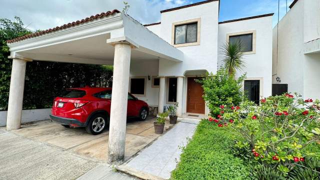 Casa amueblada, con piscina, dentro de privada.