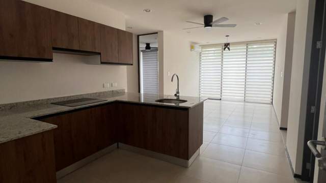 Departamento en planta baja, de 2 recámaras, sin amueblar, en privada.