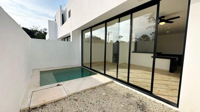 Townhouse de 3 recámaras, con piscina, sin muebles.