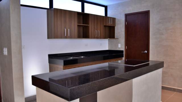 Townhouse de 2 recámaras, sin amueblar, en privada con amenidades.