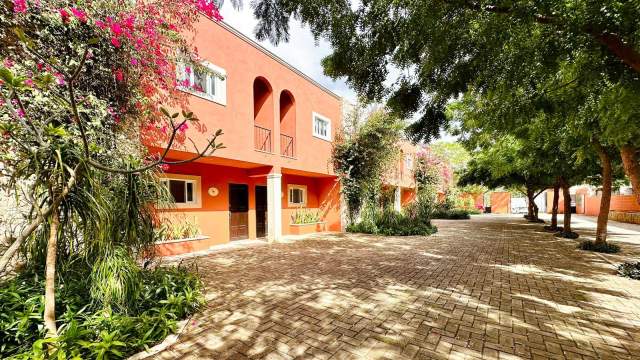 Townhouse estilo colonial, con patio trasero, ideal para inversión.