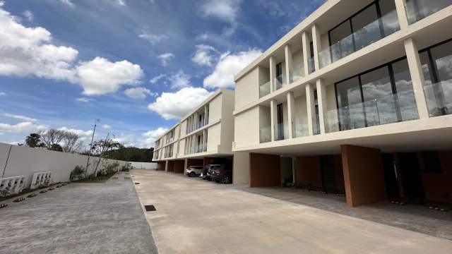 Departamento en PLANTA BAJA, con piscina, dentro de privada con amenidades.