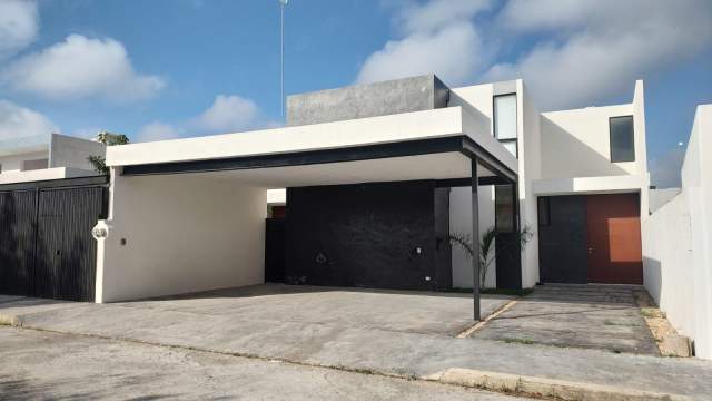 Casa con recámara en planta baja, cuarto de servicio y alberca, en Bellavista.