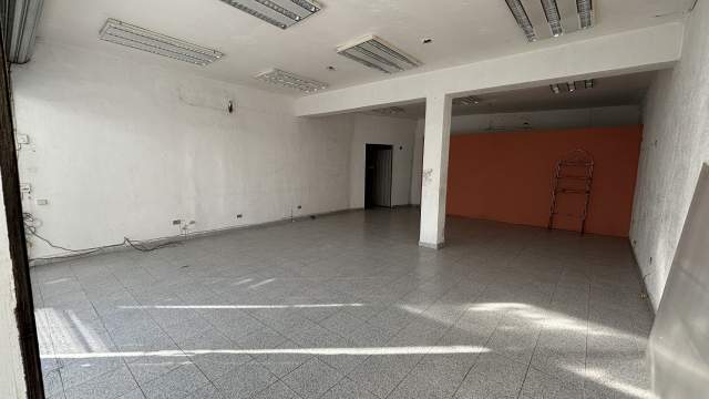 Local comercial ubicado en Av. Principal, con área de exhibición, bodega y privado.