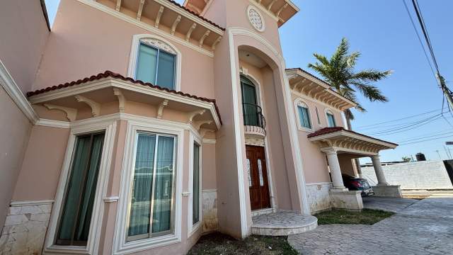 Casa de 3 habitaciones, al poniente de la ciudad.