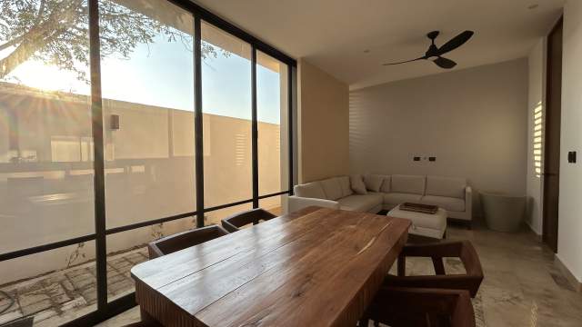 Townhouse de 2 recámaras, amueblado, con alberca privada, en complejo.